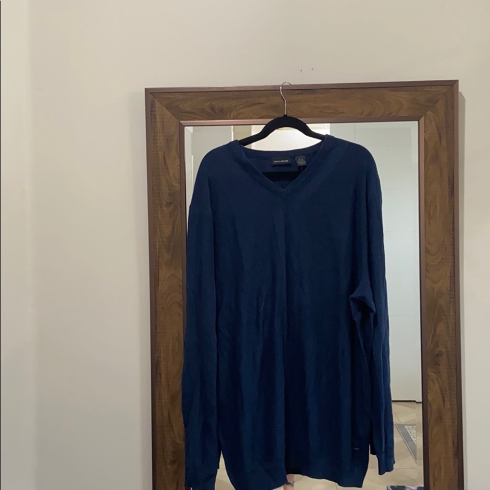 DKNY men’s sweater. navy blue